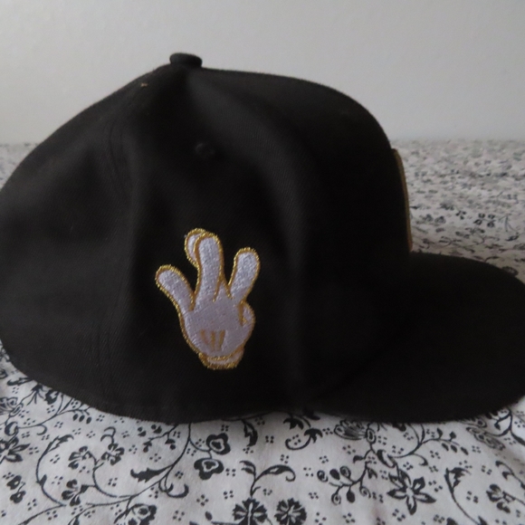 rare LA FC  hat MLS x NEW ERA 59fifty fitted sz 8 mickey hands - Picture 4 of 10